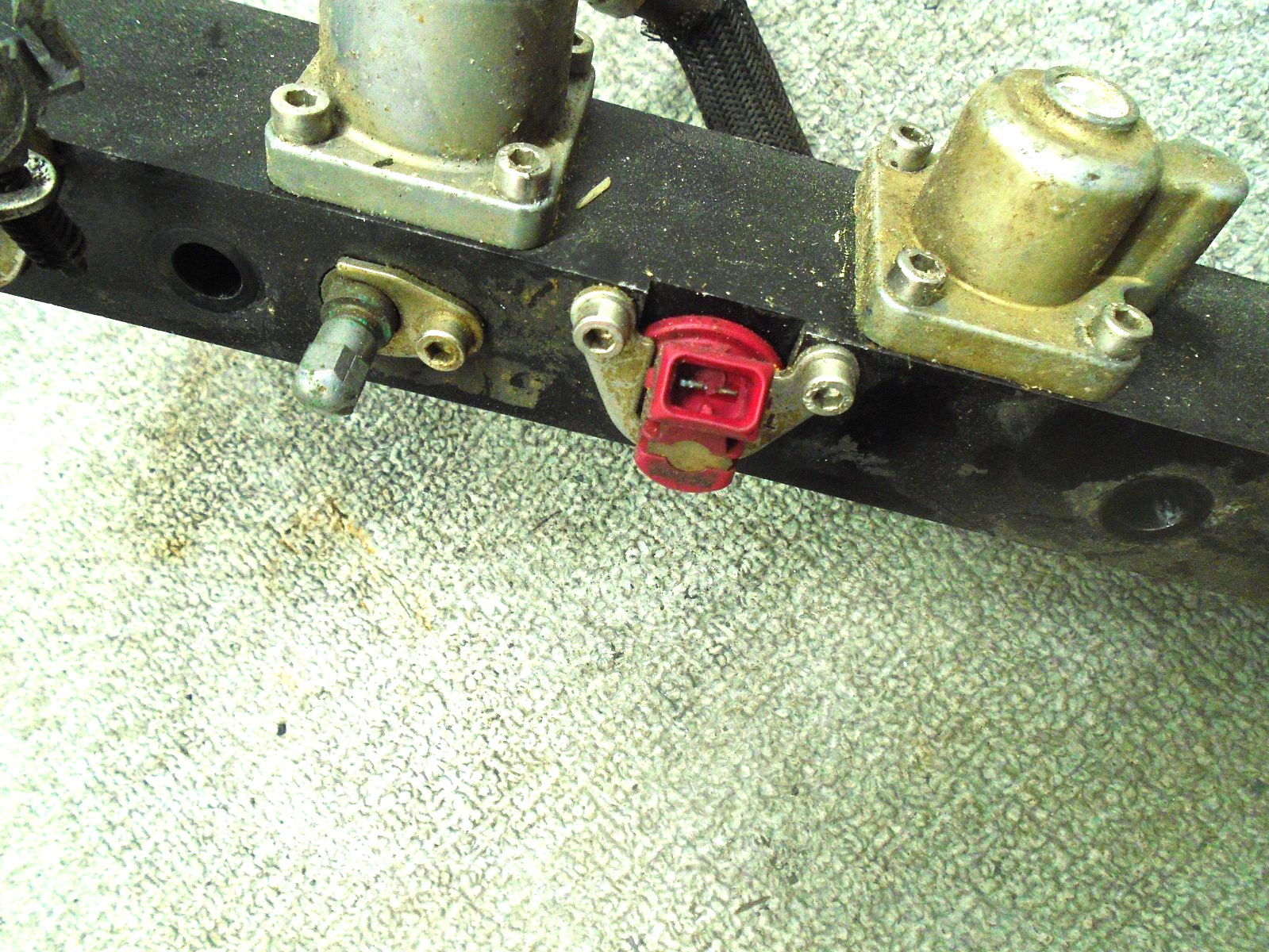 USED PORT & STARBOARD FUEL RAILS W INJECTORS 884430T07 MERCURY OUTBOARD