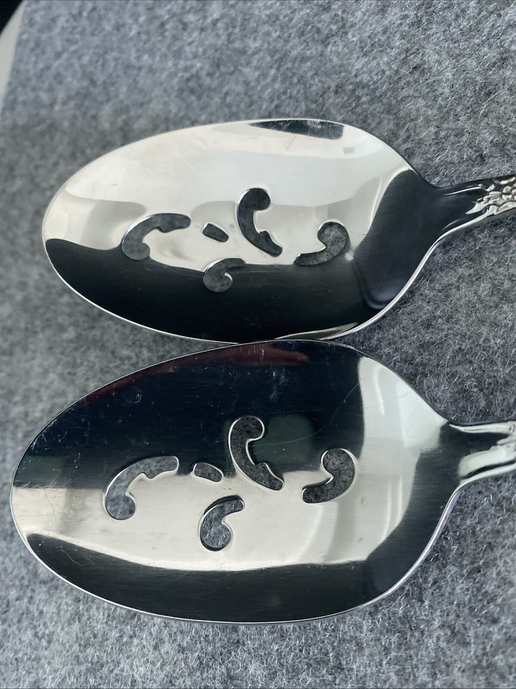 2 Oneida Distinction KENNETT SQUARE Stainless HH Pierced Serving Spoons Flatware