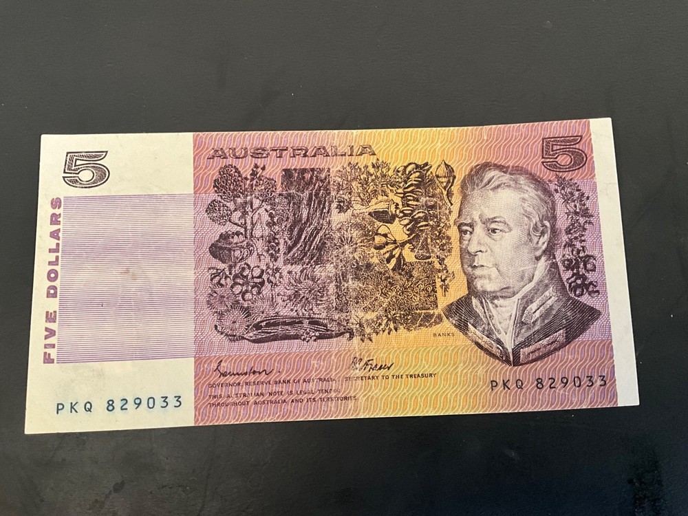 5 Australia Dollars banknotes