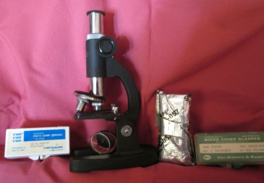 VINTAGE MICROSCOPE - Small - Children's ?? I DON"T KNOW.