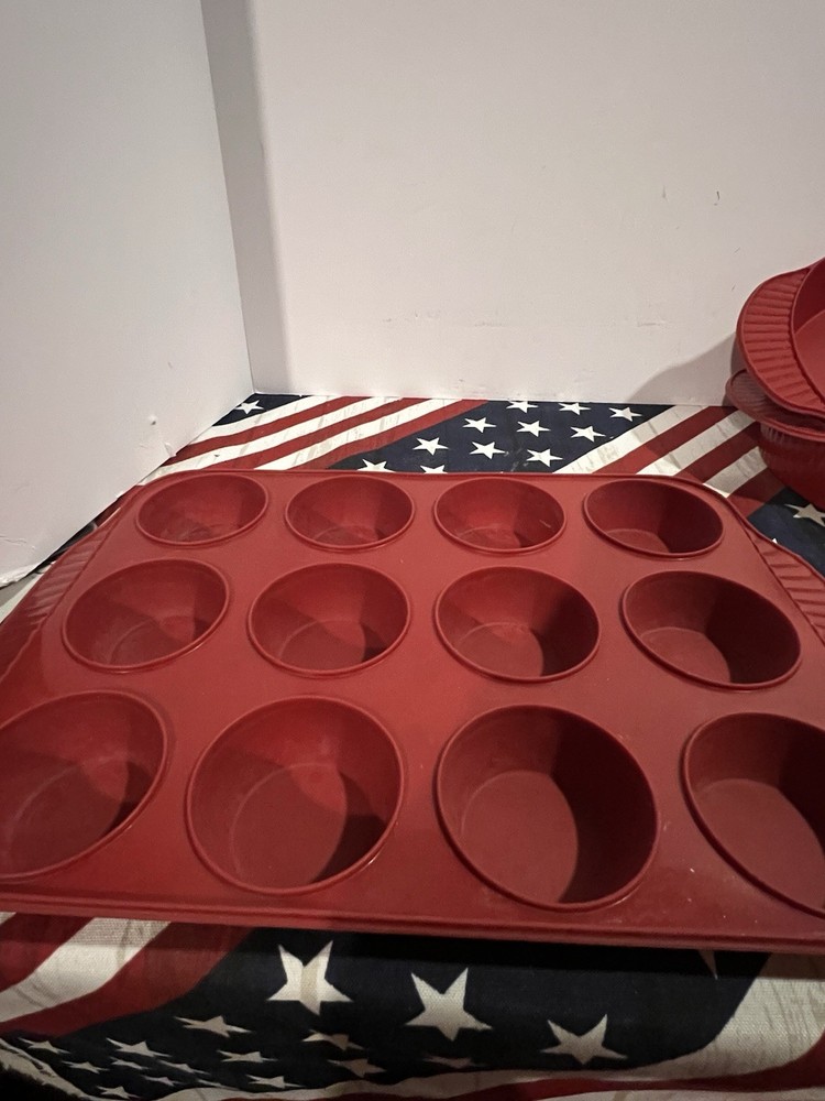 5 Piece Silicone Bakeware Set 2muffin ,2 Round Cake, 1 Rectangle Bread Pan.