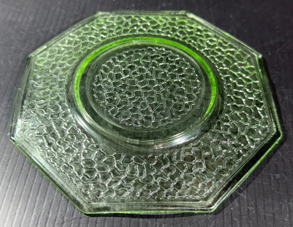 LE Smith 5-1/2" Octogonal Uranium Bread Dish Cracky Pattern