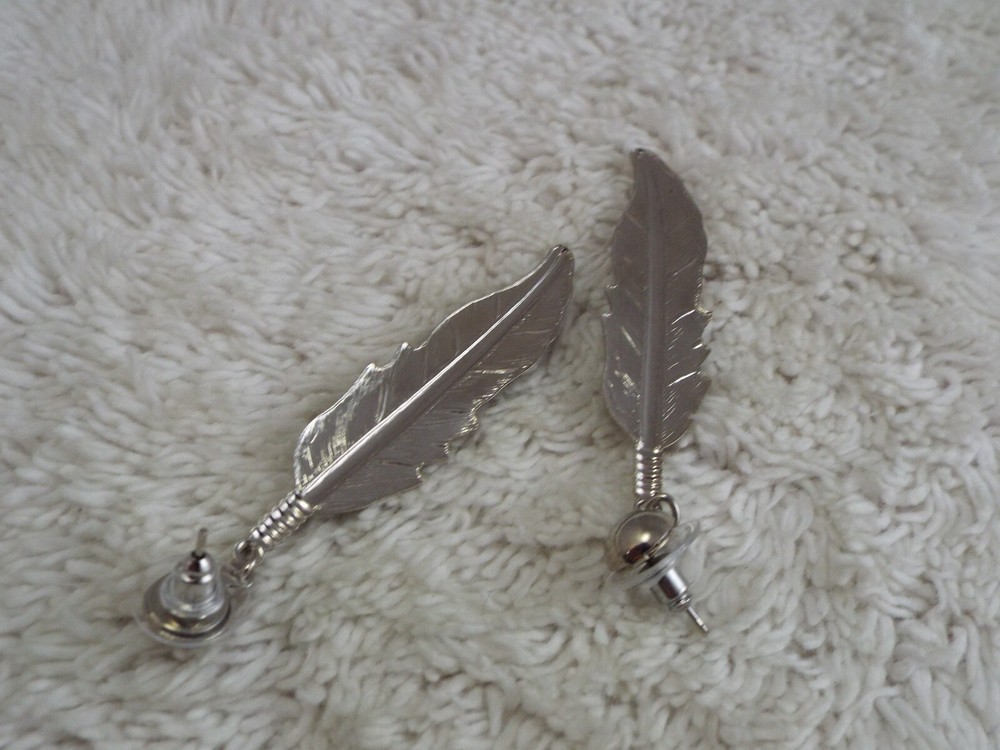 Silvertone Feather Pierced Earrings (B49)