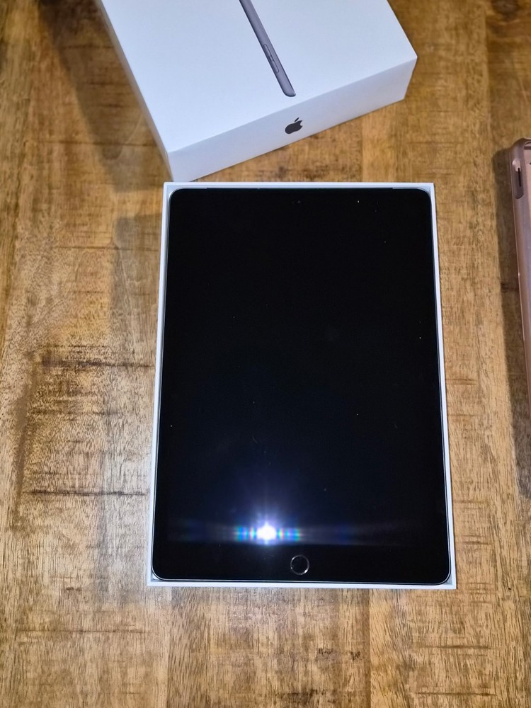 Apple Tablet 9th Generation 10.2 with Keyboard Folio** Open Box