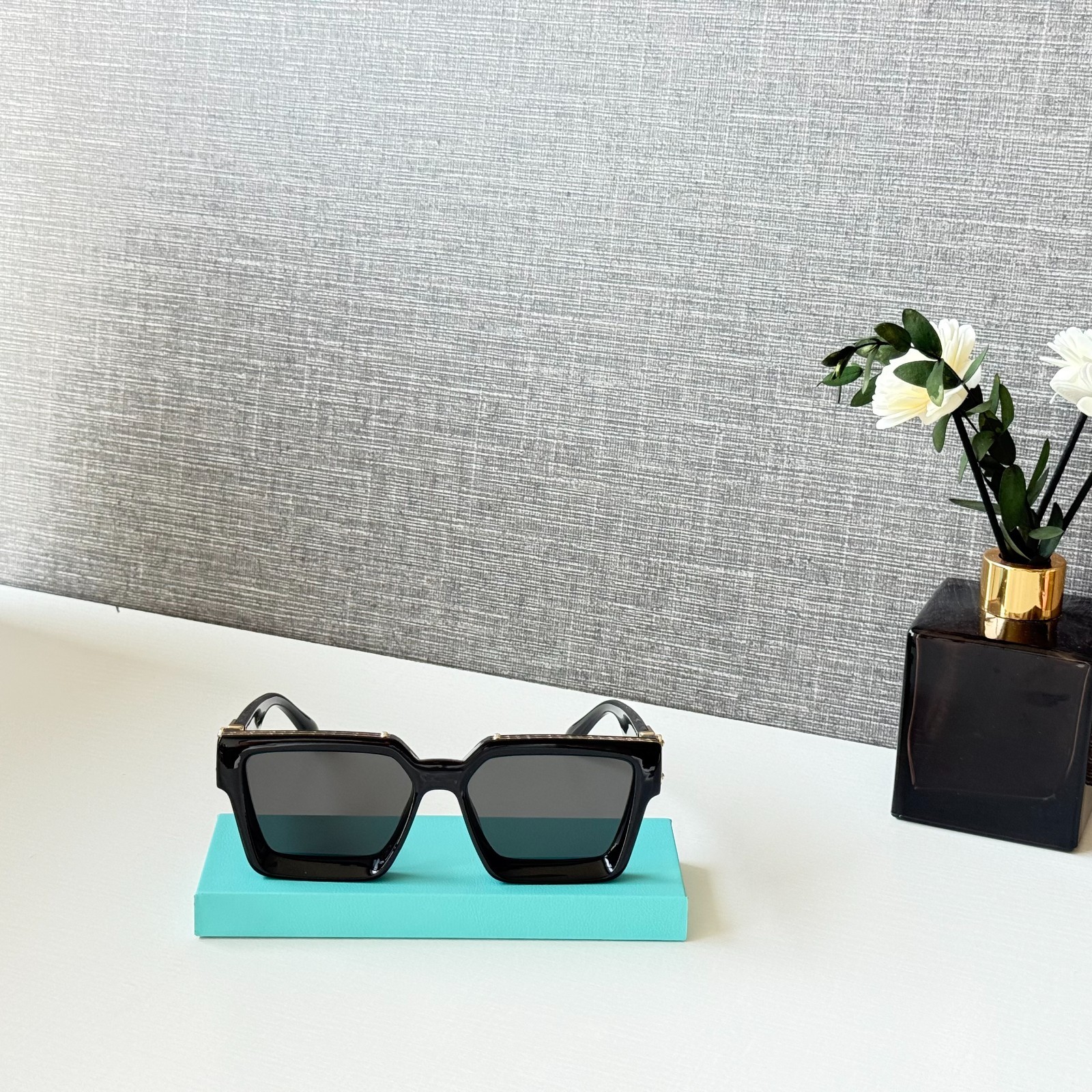 Louis Vuitton Z1165 1.1 Millionaires Sunglasses Black Square Gold LV