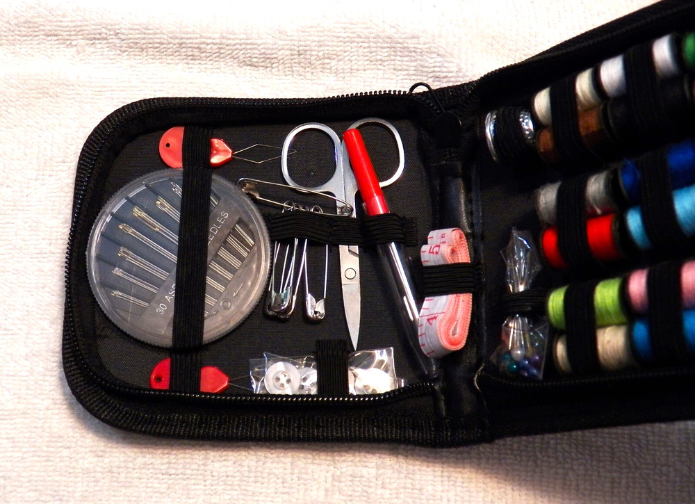 NEW COMPLETE SEWING KIT 74 PIERCES SCISSORS NEEDLES THREAD THIMBLE TAPE MEASURE