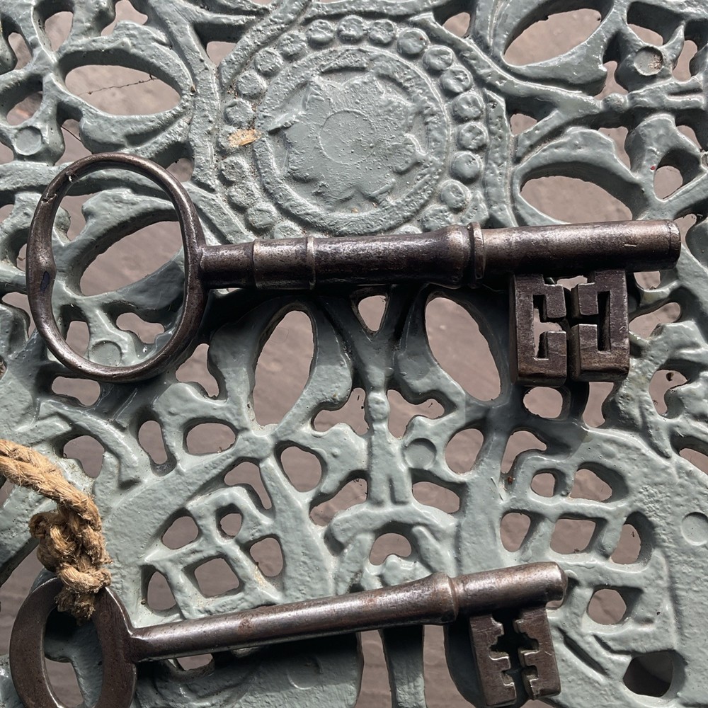 ANTIQUE KEYS X2