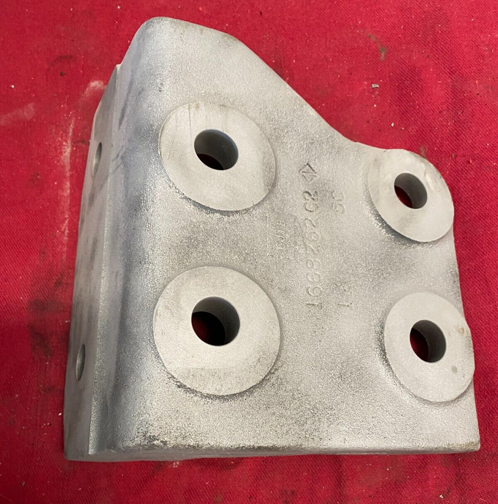 INTERNATIONAL BRACKET, RIGHT FRONT ENGINE MOUNT 1668262C2 NAVISTAR