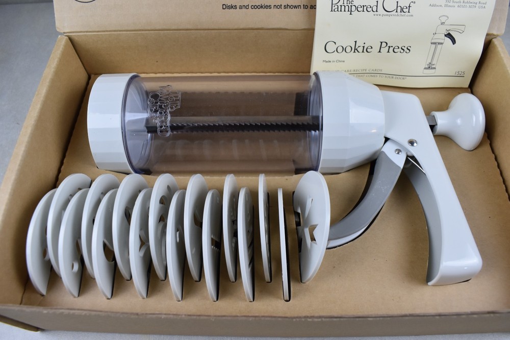 The Pampered Chef 1525 Cookie Press with 16 Discs - White
