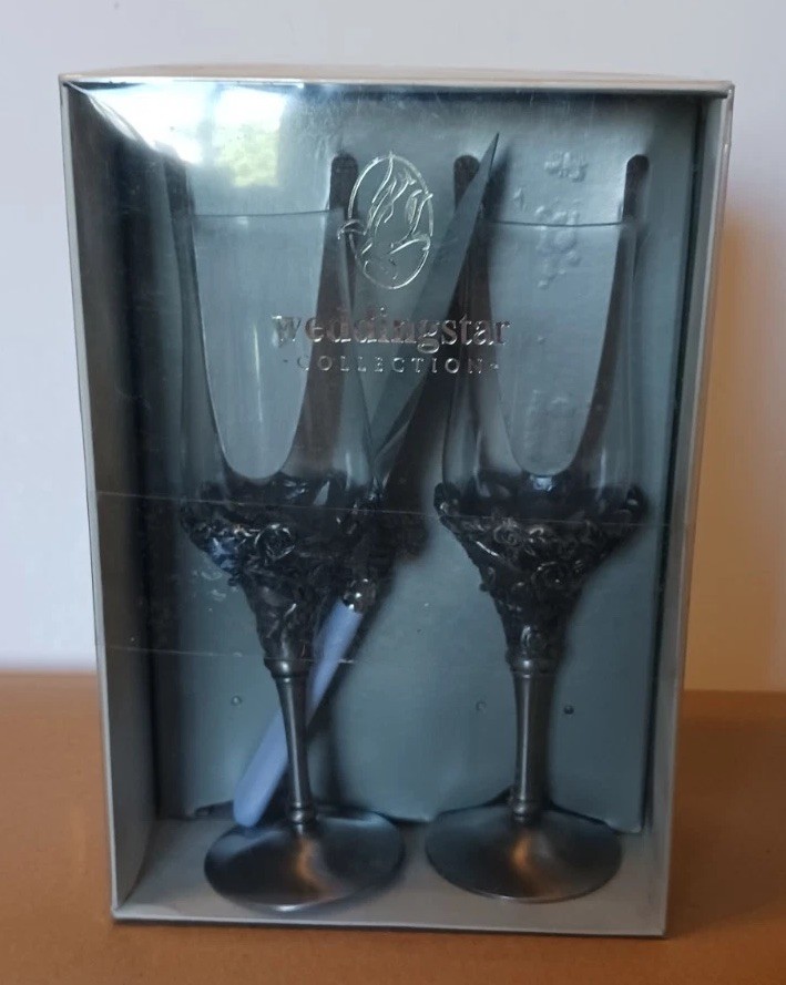 Champagne Glases With Cake Cutter/sever