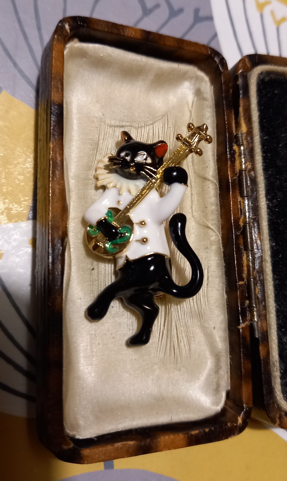 VINTAGE STYLE GOLDTONE BLACK CAT CUTE GUITAR BROOCH QUIRKY UNIQUE UNUSUAL FUN