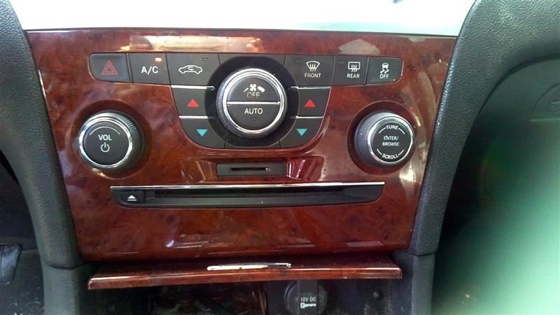 300 2014 Fuse Box Cabin 1038366111
