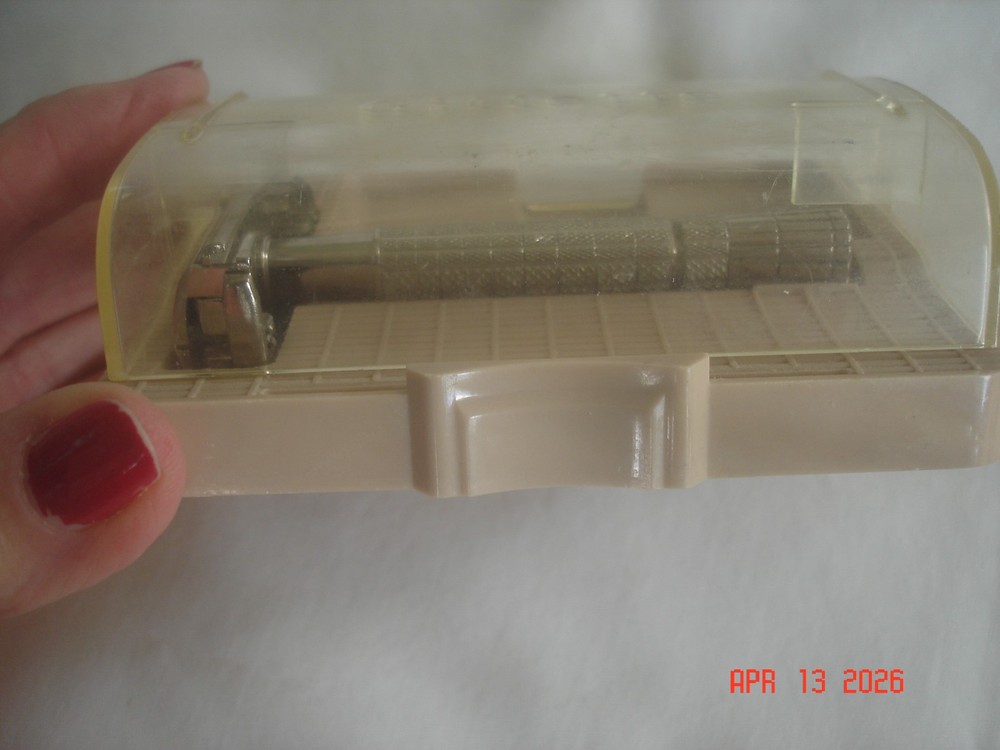 NICE! CLEAN! BOXED 1957 GILLETTE DE SAFETY RAZOR Date Code C2 TTO FLARE TIP USA