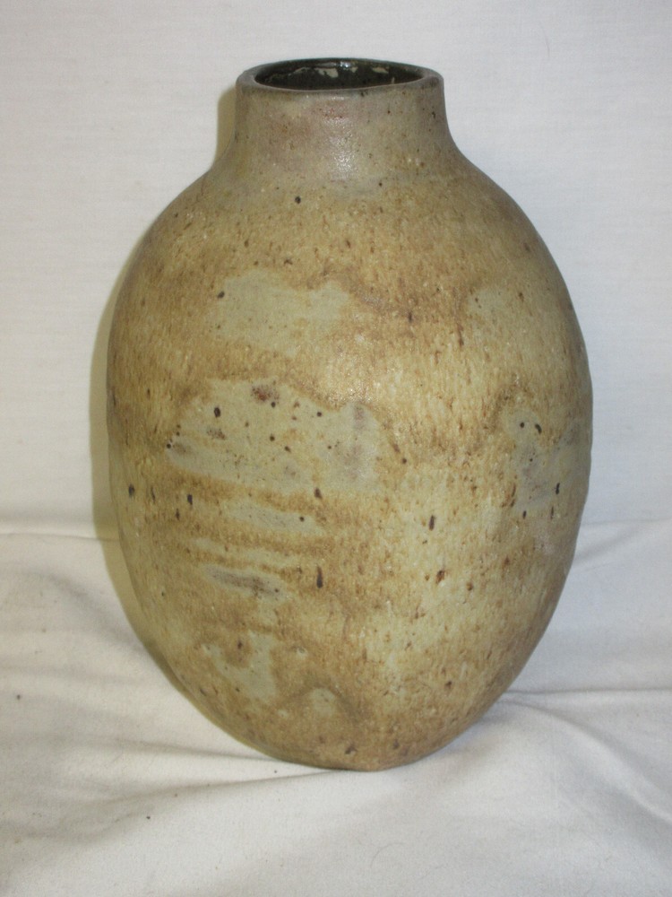 Handmade Pottery Vase LOVELY signed (GR).