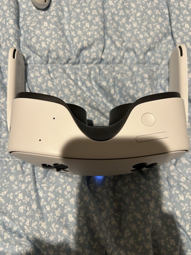 Meta Quest 3 128GB VR Headset - White missing face piece and controllers