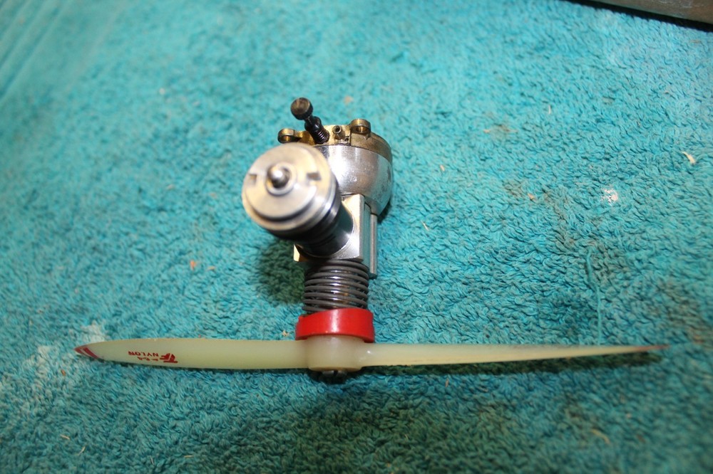 Cox, Babe Bee .049, Vintage Nitro Model Engine