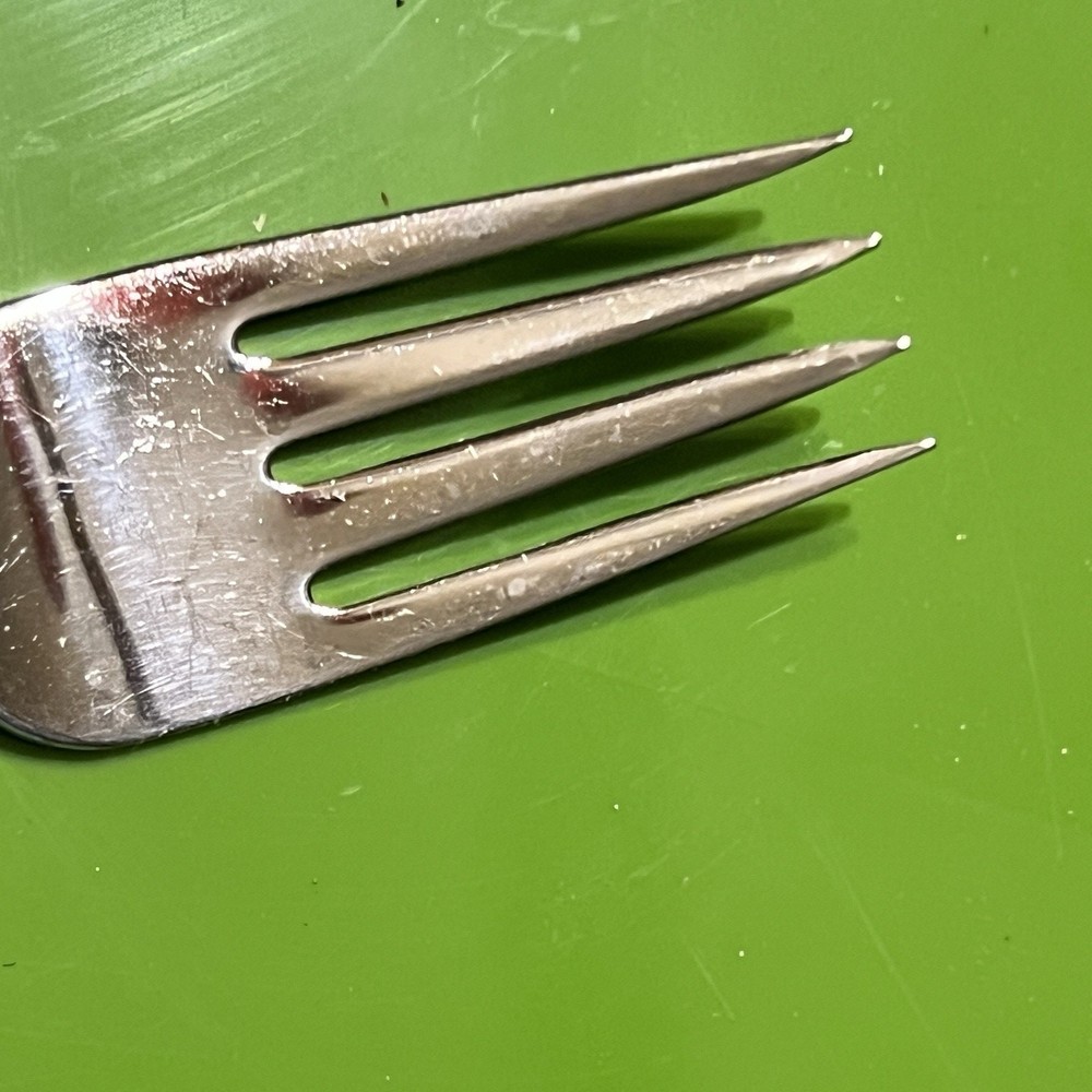 Oneida West Bend Affection 5 Piece Fork, Salad, teaspoon, table spoon, knife
