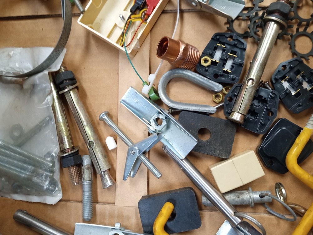 HUGE LOT MISCELLANEOS HARDWARE,ROUTER BITS,TAPPING BITS,NUTS, BOLTS,WASHERS ++++