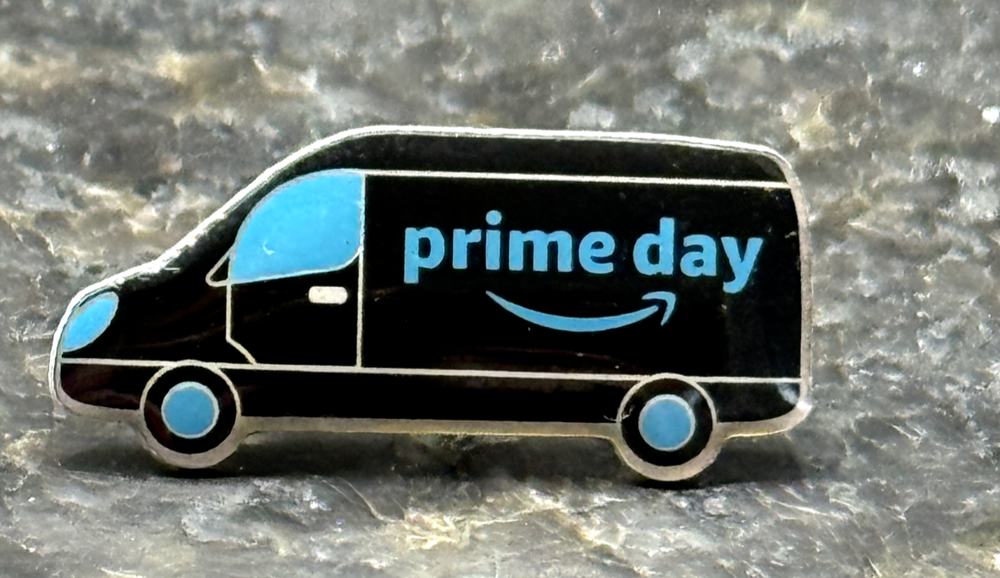 Prime Day Van Amazon Peccy Employee Pin