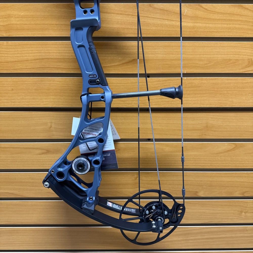 Item 3853 - Bowtech Archery Compound Bow - Virtue - RH - Tac Blue - #70