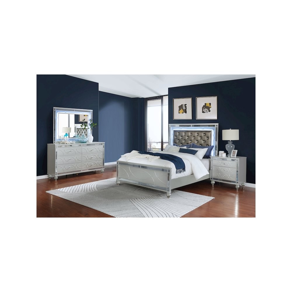 Gunnison 4-piece Eastern King Bedroom Set Silver Metallic