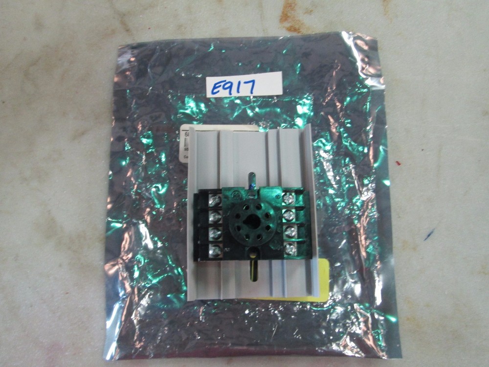 Track Mount Socket 8-Pin #68478-61 CUS8 (NIB)