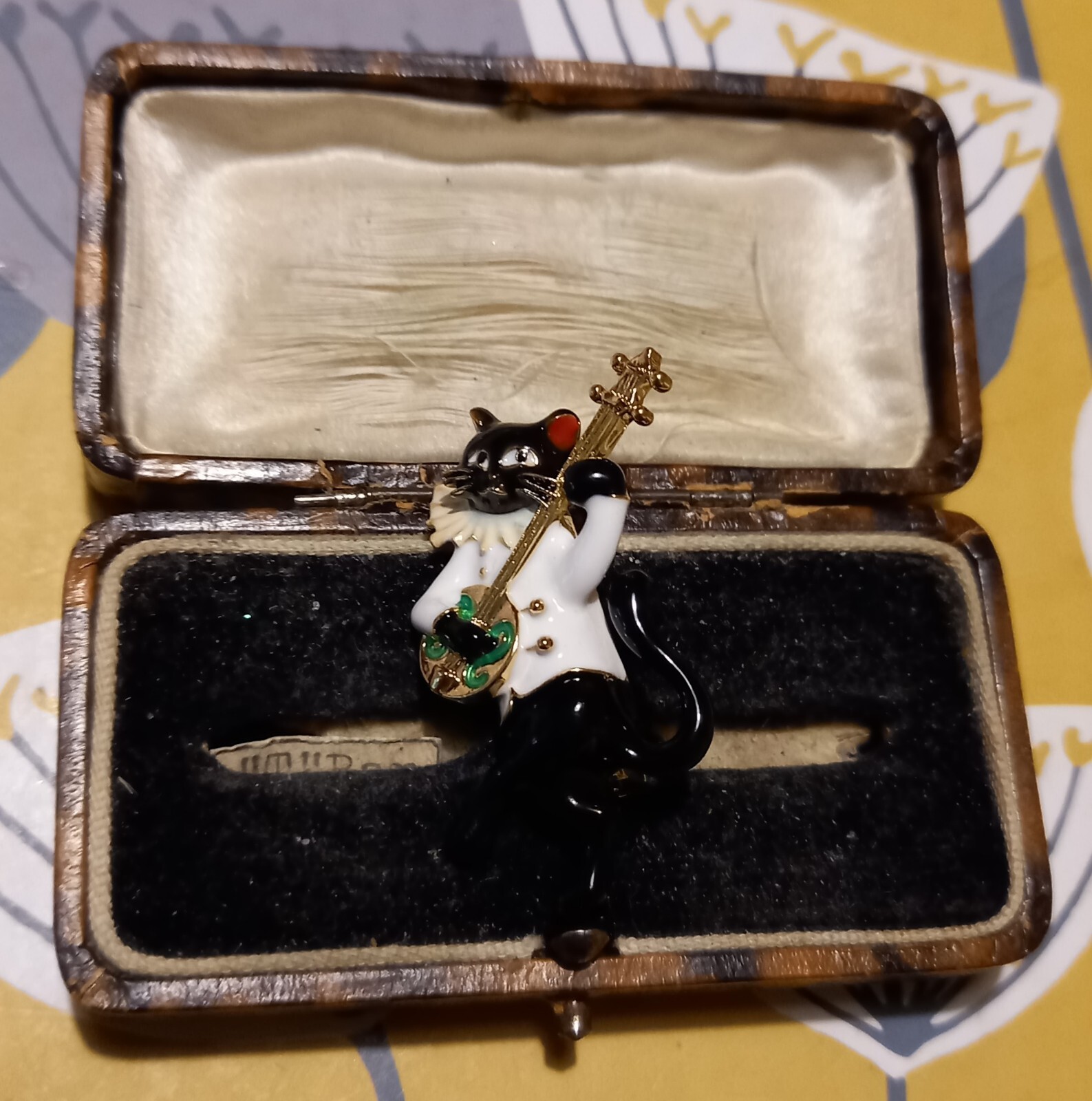 VINTAGE STYLE GOLDTONE BLACK CAT CUTE GUITAR BROOCH QUIRKY UNIQUE UNUSUAL FUN