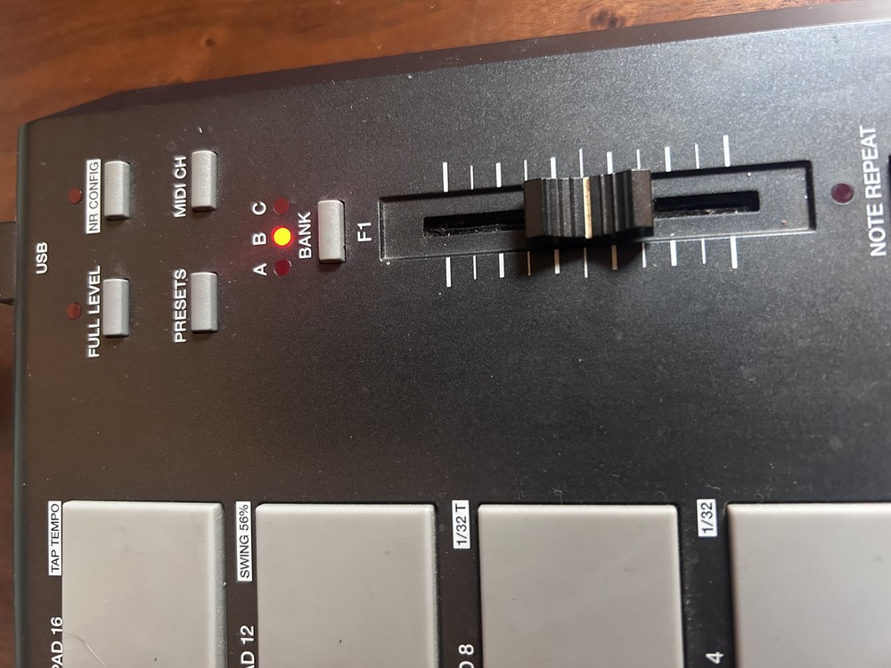 AKAI Professional MPD18 Compact USB MIDI Pad Controller With Cable