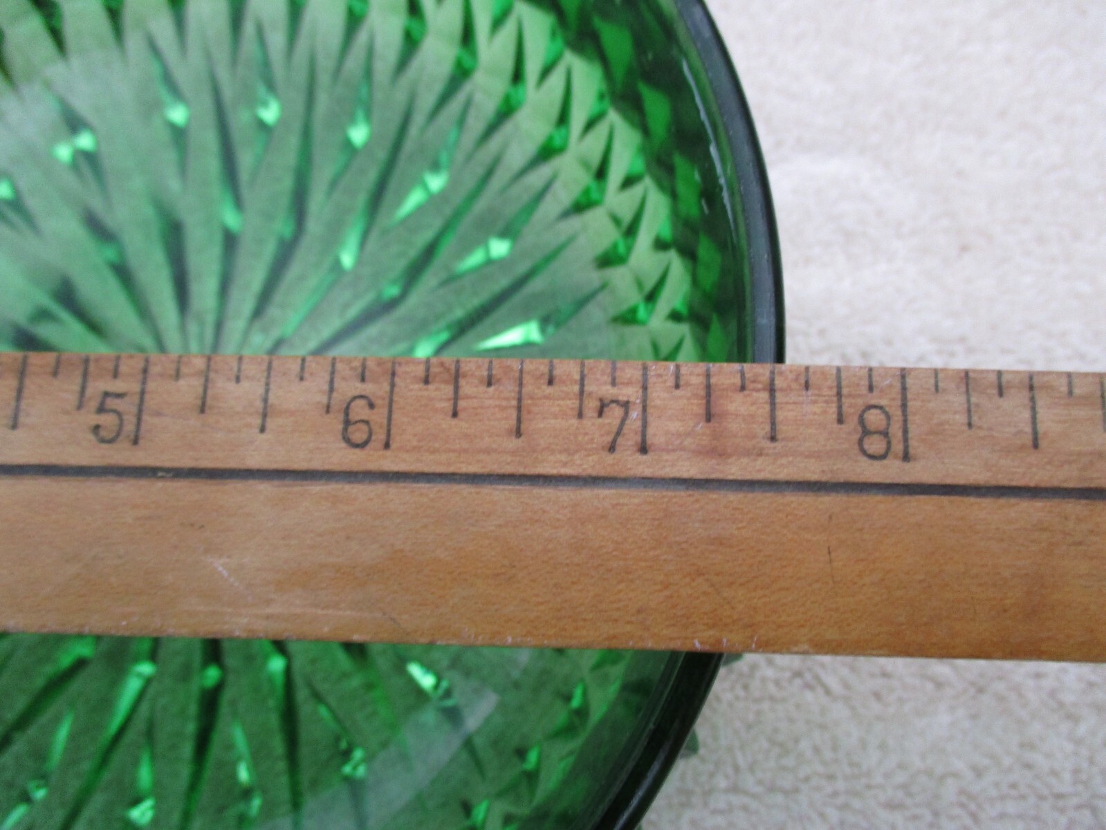 A VINTAGE ELEGANT, SPIKED, EMERALD GREEN GLASS LID/LAMP PART? MISSING FINIAL.