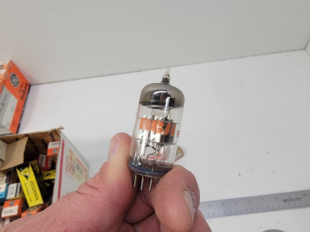 VINTAGE VACUUM ELECTRON TUBE RCA 8JU8A