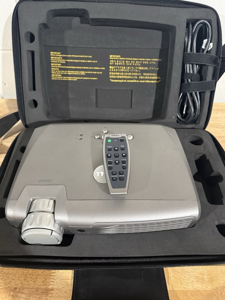 Dell 2300MP DLP Projector with Cables, Remote, and Case