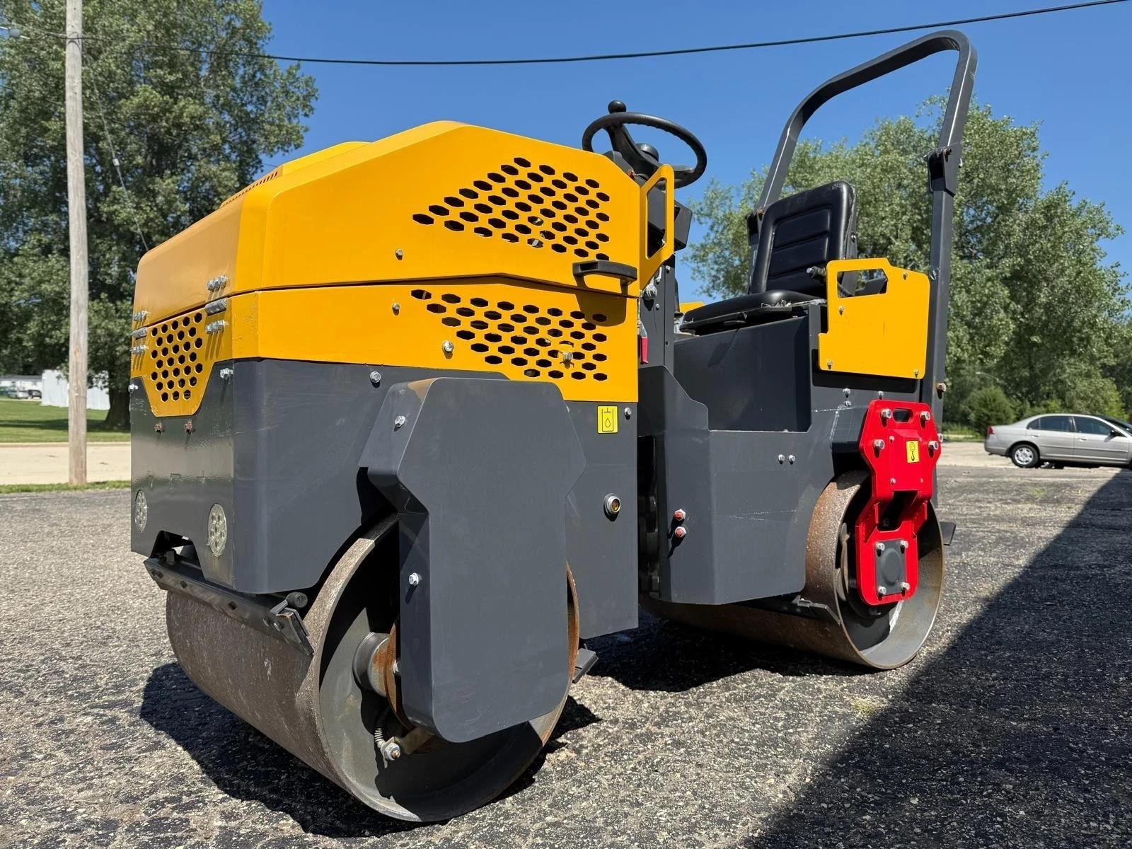 1 Ton Asphalt Roller BRIGGS & STRATTON ENGINE - EPA certified