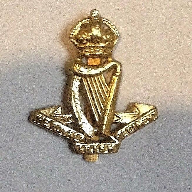 ROYAL IRISH REGIMENT Cap Badge WW 1 METAL