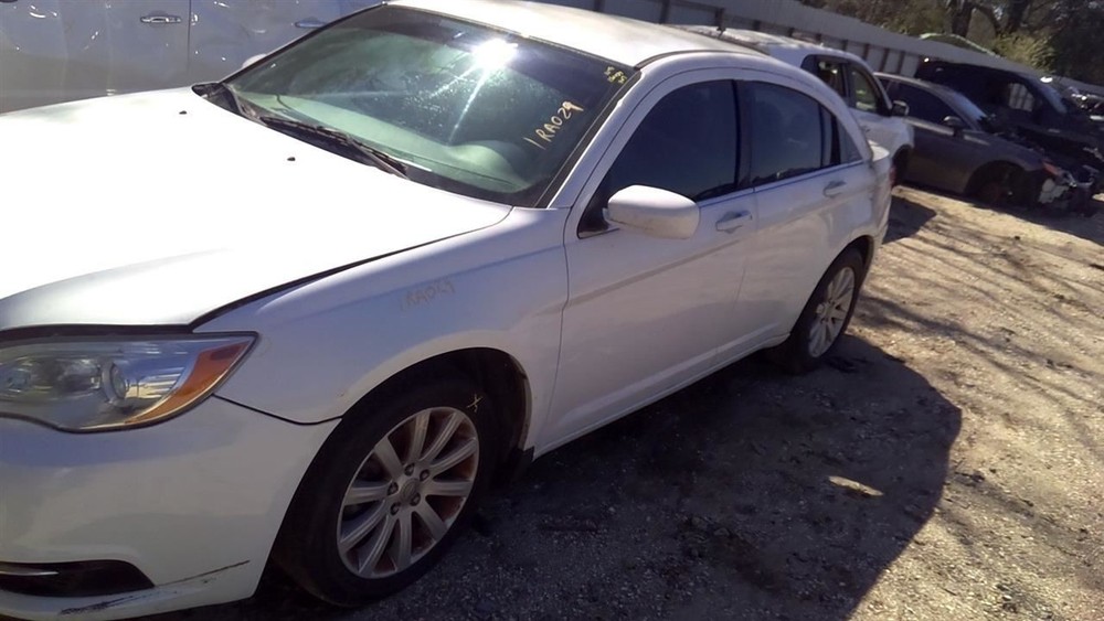 200 2014 High Mounted Stop Light 104799431