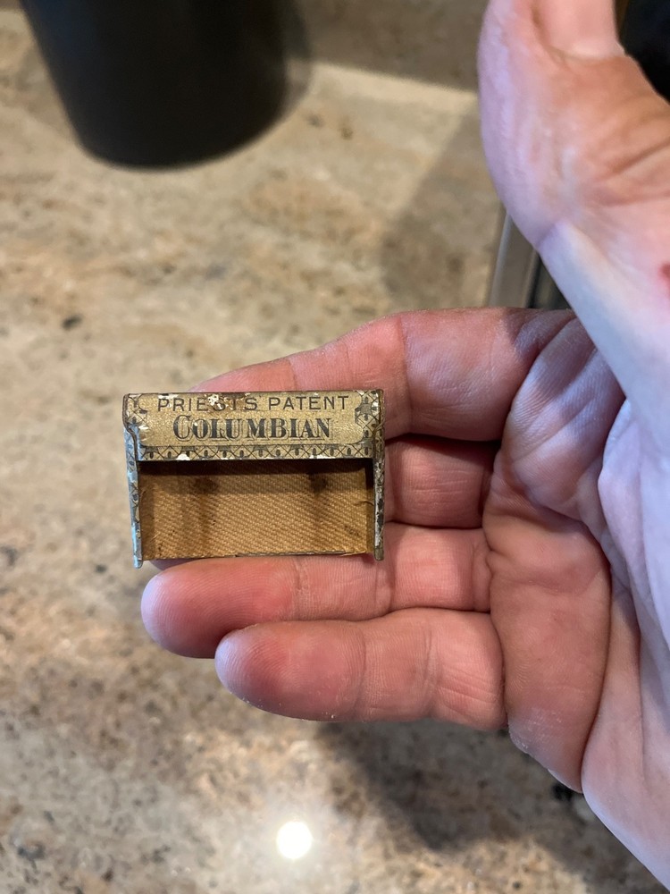 aNTIQUE Columbia gramophone needle tin