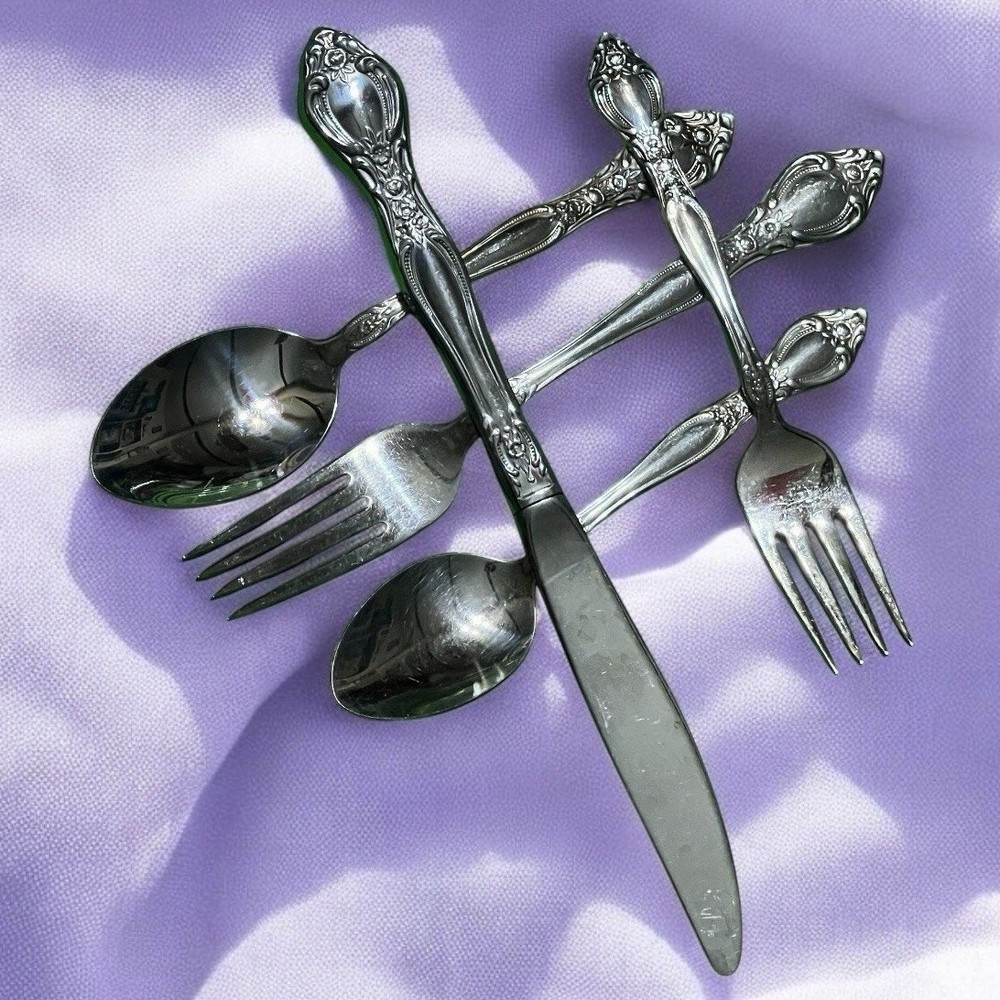Oneida West Bend Affection 5 Piece Fork, Salad, teaspoon, table spoon, knife