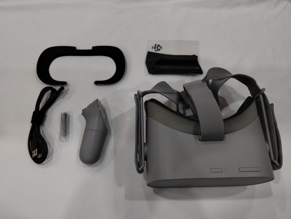 Oculus Go 32GB “All-in-One VR Headset” w/ Controller and Charging Cable.