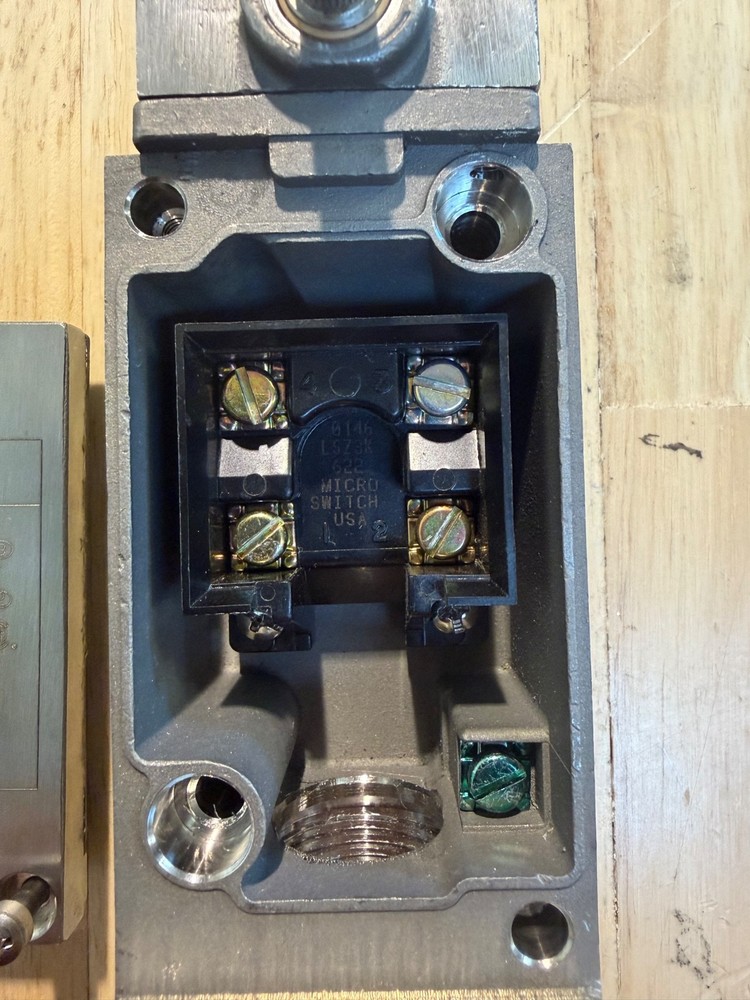 MICRO SWITCH LS2A4K (STAINLESS STEEL)