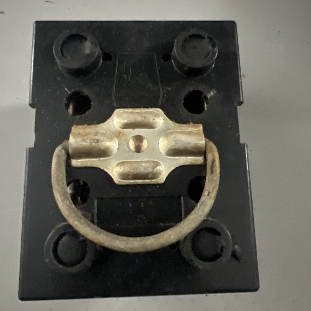 GENERAL SWITCH CORP 20 AMP FUSE PULL OUT HORIZONTAL SLOT