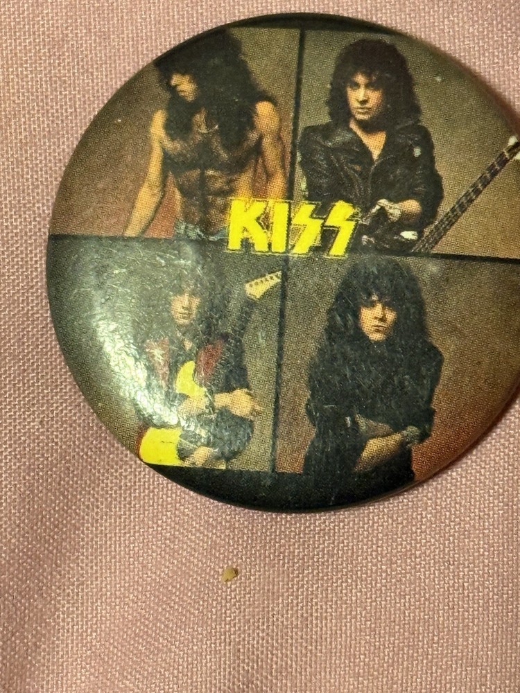 Kiss  (vintage) jacket pin