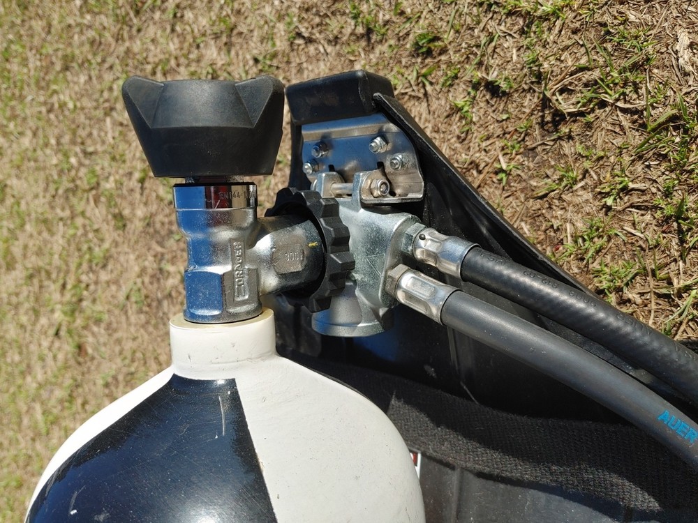 scuba diving oxygen tanks