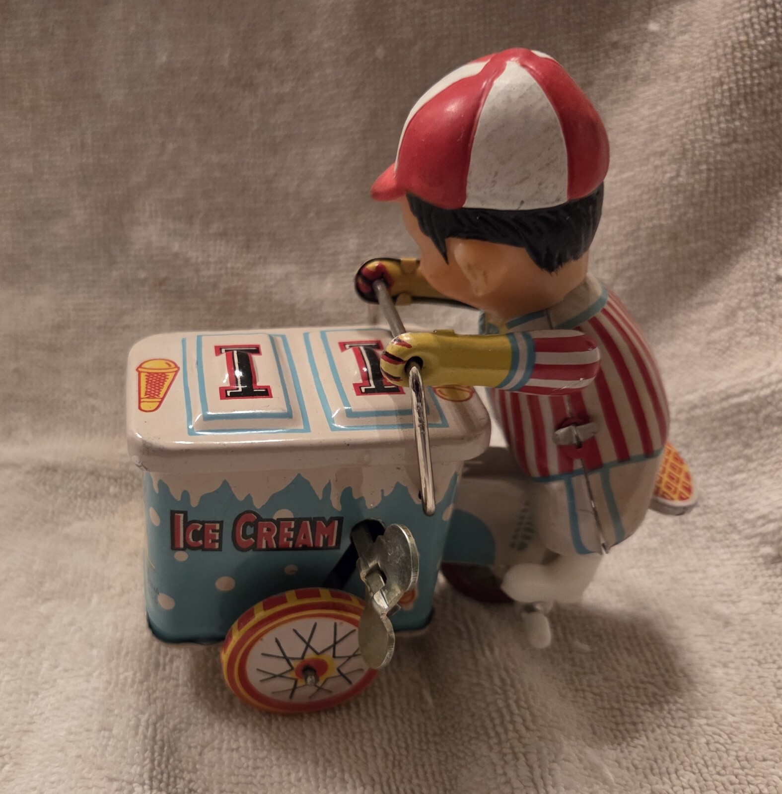 VINTAGE 80s WIND UP TIN LITHO TOY ICE CREAM VENDOR CHINA
