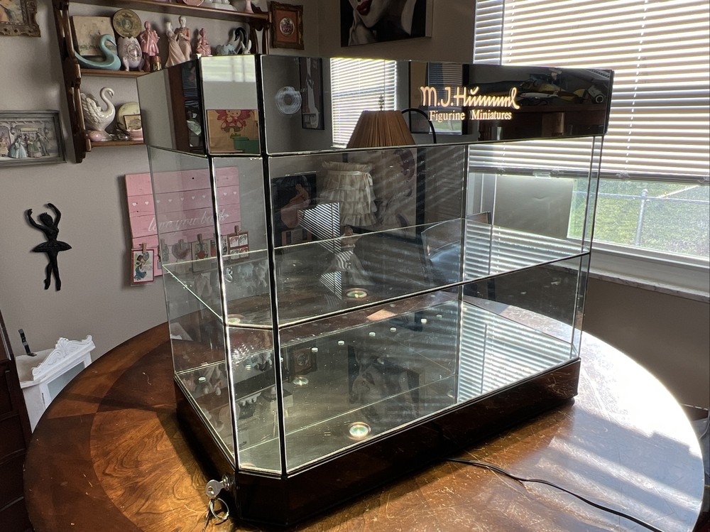 1990 HUMMEL STORE DISPLAY CASE, BEAUTIFUL SOLID CASE WITH 2 LOCKING DOORS