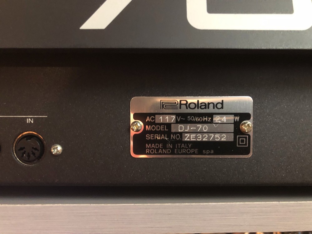 ROLAND DJ-70 SAMPLING WORKSTATION