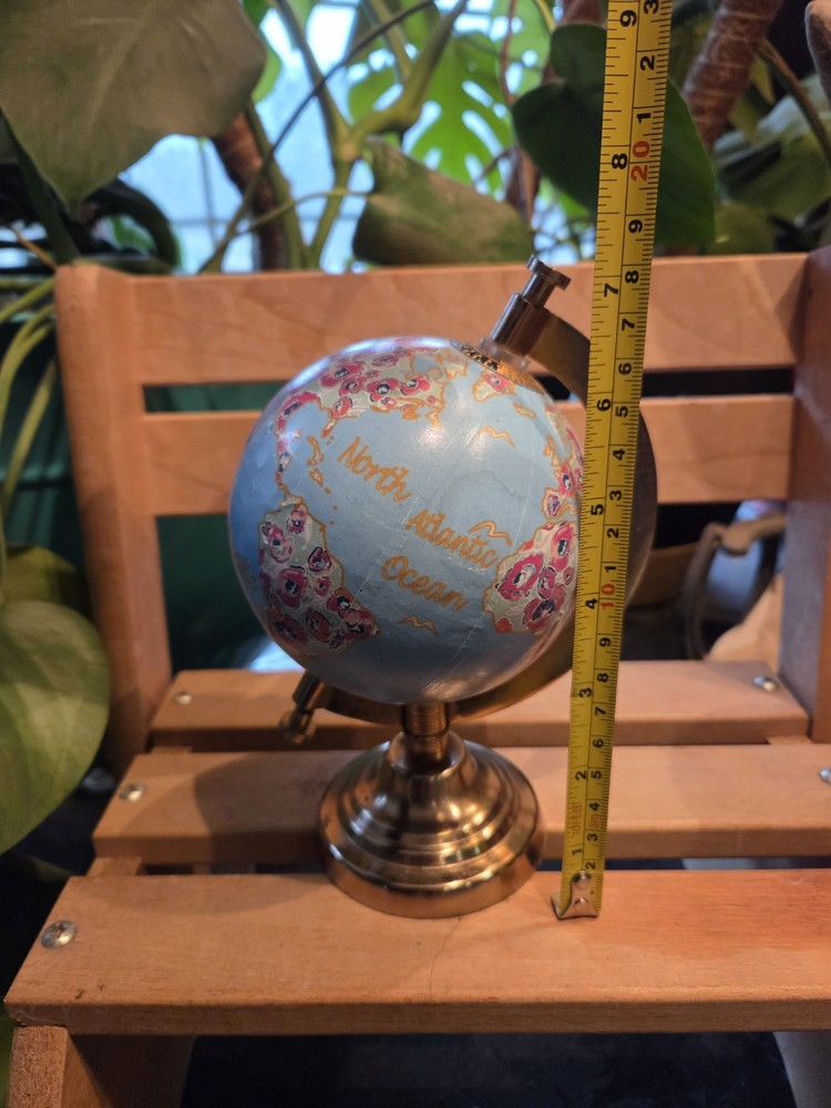 Threshold decorative globe on a copper stand
