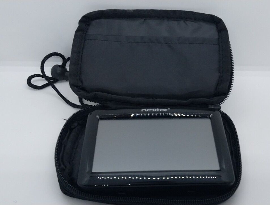Nextar Q4 Series GPS with Case Bundle