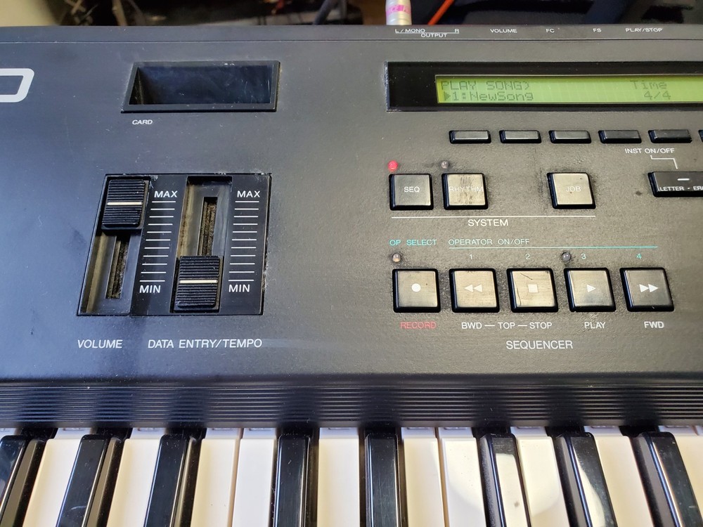Yamaha V50 Digital Synthesizer New Battery & Button Initialized Good Condition