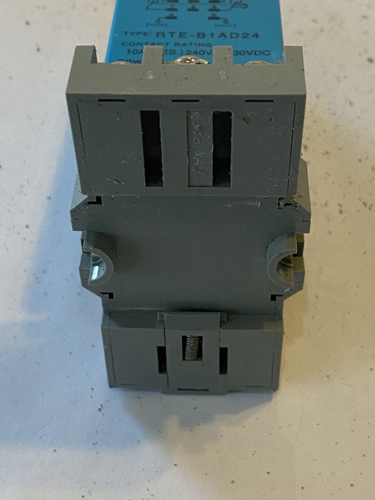 IDEC RTE-B1AD24 Electronic Timer Plug-In with SR3B-05 Relay Socket