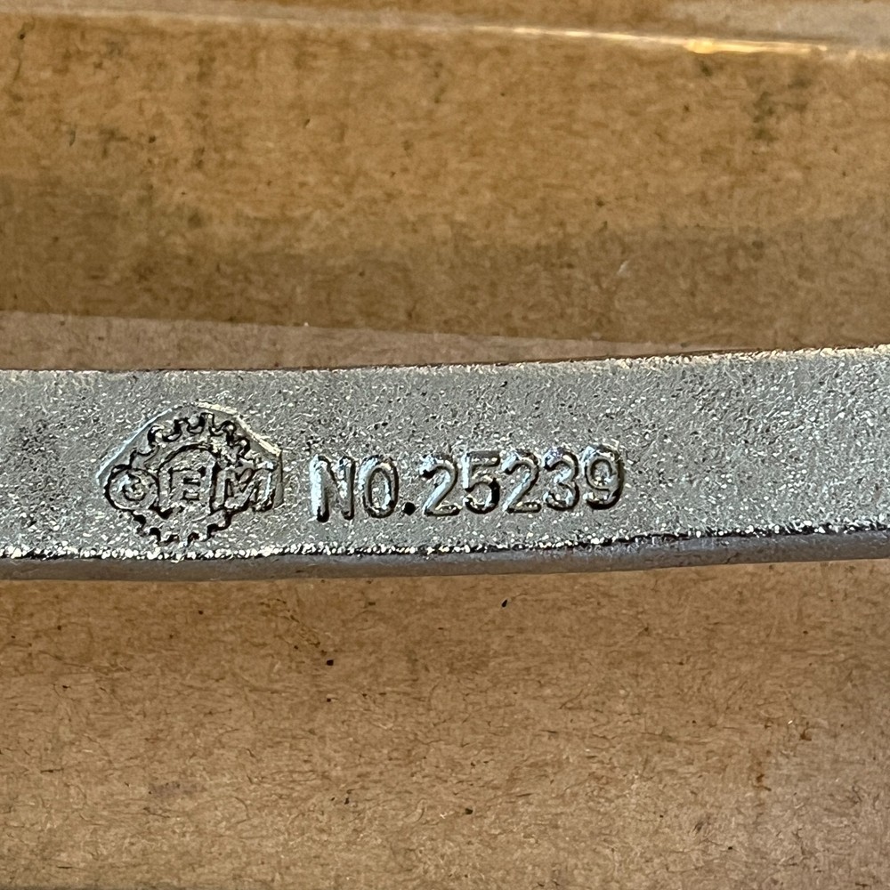 Gem OEM No. 25239 Construction Prying Bar Wavy 8"