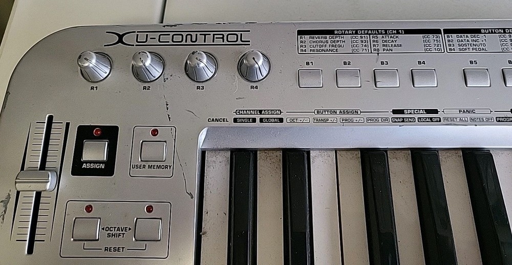 Behringer UMX25 Silver USB MIDI Audio 25-Key Ultra Compact Keyboard Controller